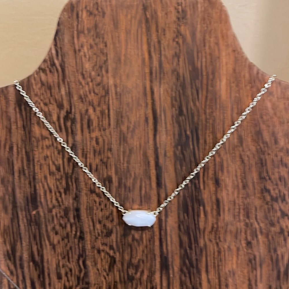 Kendra Scott necklace